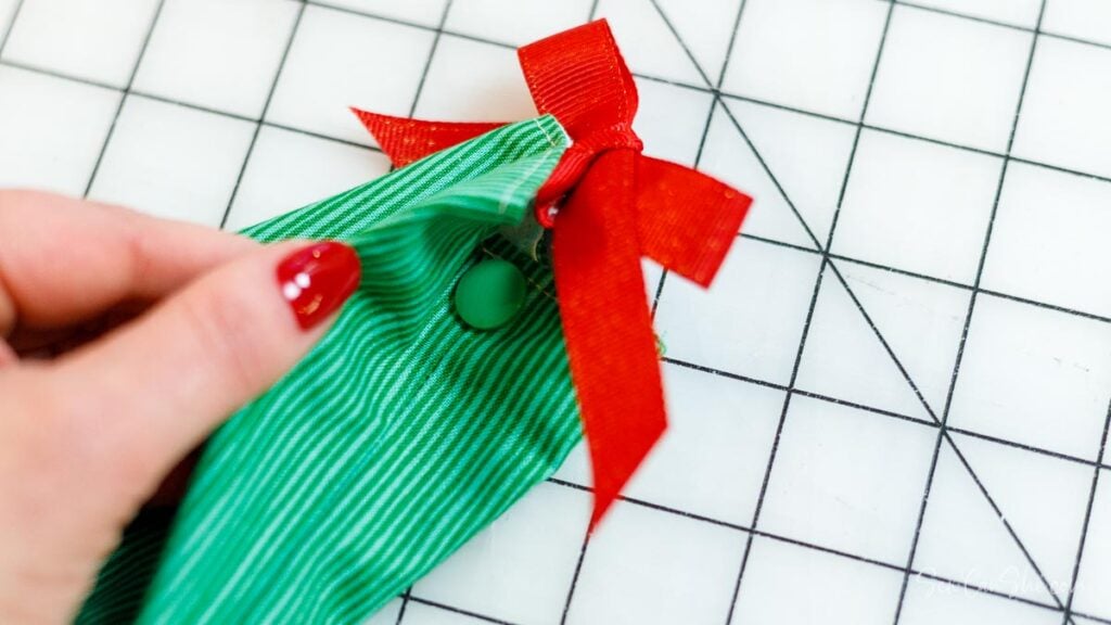 a hand showing where the snap is placed