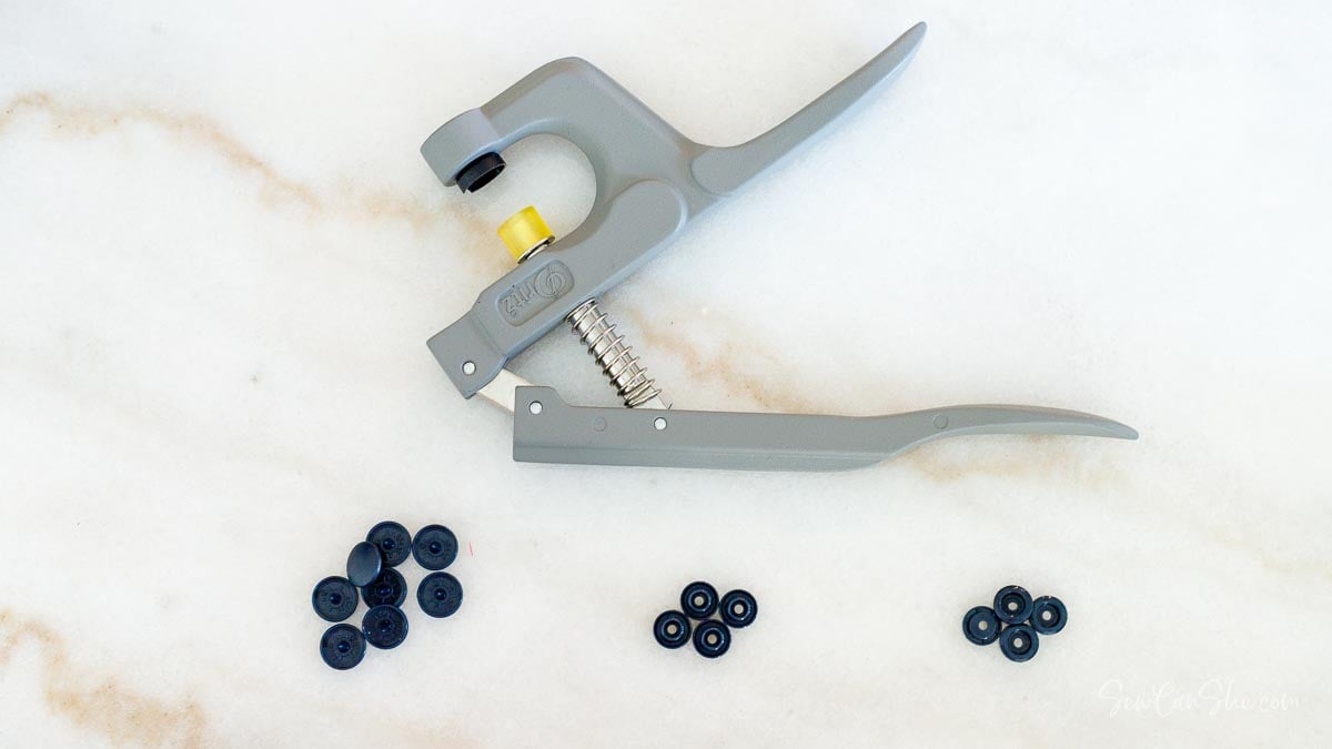 Snap installing tool with piles of plastic snaps