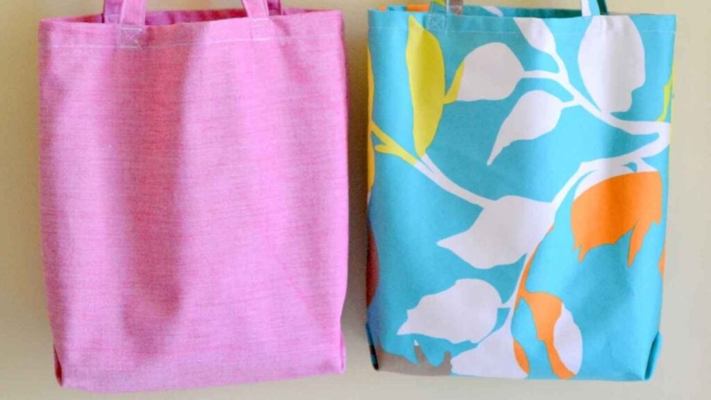 two totes hanging side by side to demonstrate a simple tote sewing pattern